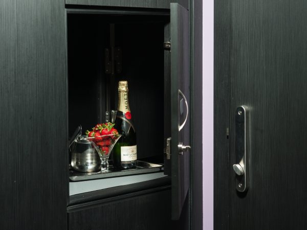 Si lo deseas, desde todas las suites podrás encargar los platos y bebidas que desees en cada momento, sin contacto con ningún miembro de nuestro personal. Así, tendrás un servicio discreto y rápido que permite que nunca se rompa la atmósfera de magia y placer de las habitaciones.